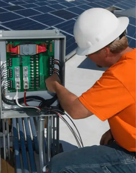 Професійний ремонт гібридних інверторів в Одесі - технік сервісного центру NTS Service
